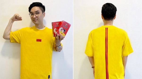김상구 11번가 딜팀 MD가 한정판 ‘천하장사 소시지-티셔츠’ 패키지를 소개하고 있다.