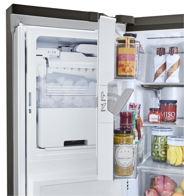 LG전자 얼음정수기냉장고는 안쪽의 공간 활용성을 높여주는 도어 제빙 기술이 탑재됐다. [LG전자 제공]