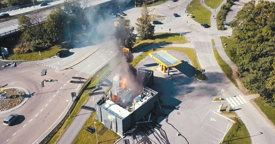 지난 10일(현지시간) 발생한 노르웨이 오슬로 인근 수소충전소 화재 원인에 대한 조사결과가 발표됐다. 해당 수소충전소에 기자재와 솔루션을 공급하는 넬(NEL)은 고압저장장치 내 수소탱크에 연결된 플러그가 잘못 조립돼 수소 누출이 발생했다고 밝혔다.