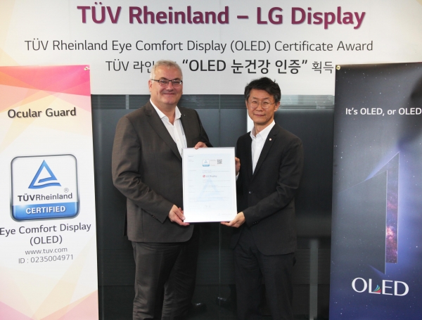 LG디스플레이가 TUV 라인란드로부터 대형 OLED 패널에 대해 '아이 컴포터 디스플레이(Eye Comfort Display)' 인증을 받았다. 홀거 쿤즈(Holger Kunz) TUV 라인란드 제품인증 사업부문 회장, LG디스플레이 TV사업부장 오창호 부사장(오른쪽) [LG전자 제공]