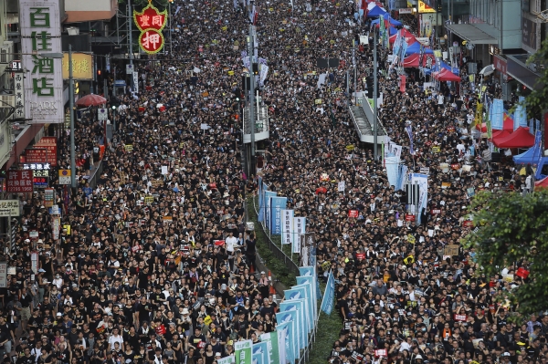 홍콩 주권 반환 22주년을 맞은 1일(현지시간) '범죄인 인도 법안'(송환법) 완전 철폐를 요구하는 대규모 시위대가 홍콩 거리를 메우고 있다. [사진=연합뉴스]