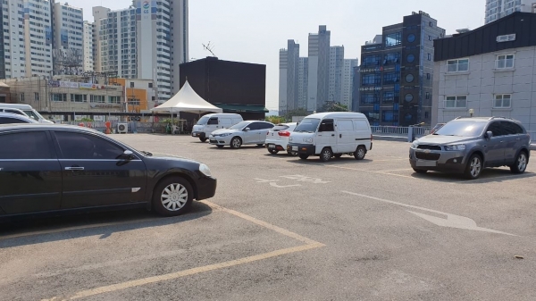 마포구는 최근 한국전자금융(주)과 신수동 소재 한 근린생활시설 부설주차장 개방에 대한 협약을 체결했다. 마포구가 현재 추진 중인 골목공유 주차사업 일환이다. 제공=마포구청