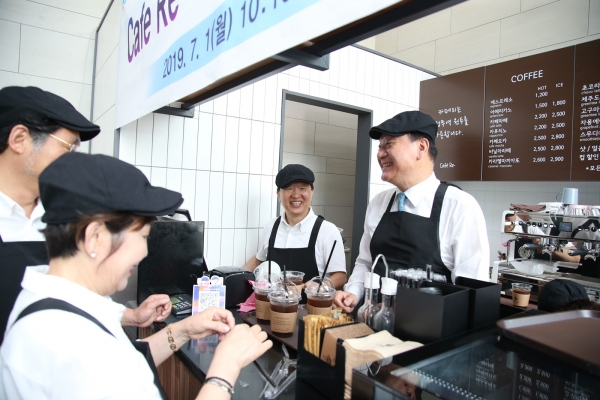 마포구가 1일 마포구민체육센터 1층에 노인일자리 확대와 사회참여 지원을 위한 시니어카페 'Cafe Re-'를 개소했다.