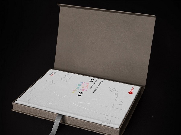 롯데는 그룹 최초의 기업문화백서인 '롯데가치문화백서'를 발간하고 공공기관, 도서관 등에 배포한다.