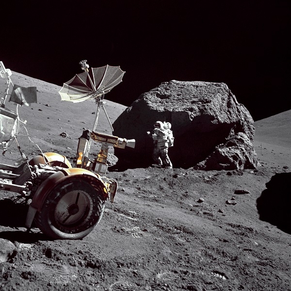 1972년 아폴로 17호 승무원이었던 지질학자 슈미트가 달 지표면에서 연구 활동을 하고 있다.[사진=NASA]