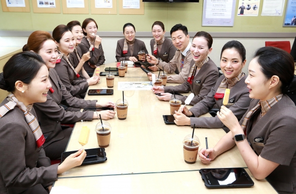 서울시 강서구 오쇠동 아시아나항공 본사에서 아시아나항공 캐빈승무원들이 커피와 아이스크림을 즐기며 회의를 하고 있다. [사진=아시아나항공]