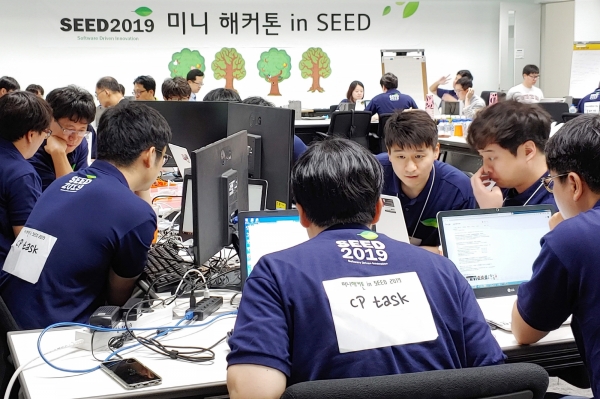 LG전자가 25일 서울 서초구 양재동에 위치한 서초R&D캠퍼스에서 ‘소프트웨어 개발자의 날 2019’를 개최했다. 개발자들이 해커톤에 참여하고 있다. [LG전자 제공]