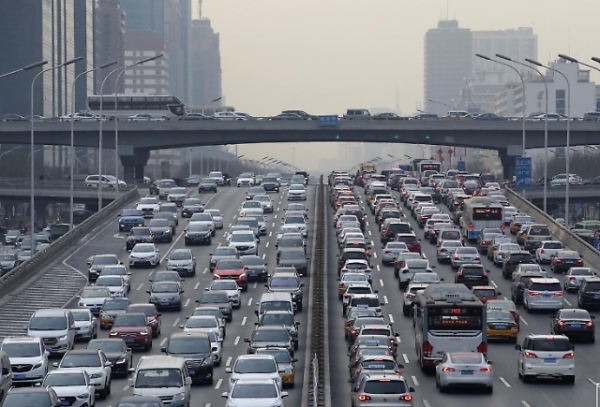 중국자동차제조협회(CAAM)가 올해 중국 내 자동차 판매량이 전년대비 5% 감소할 것으로 전망했다고 26일 로이터통신이 전했다.
