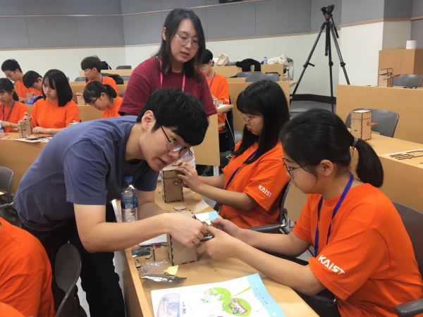 한화-KAIST 청소년 여름과학캠프에 참가한 멘토와 멘티들이 헝그리봇을 만드는 체험활동을 진행하고 있다. [사진=한화그룹]
