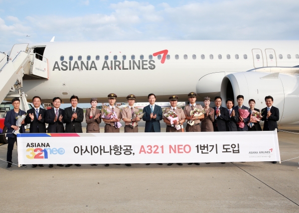 1일 인천국제공항 주기장에서 진행된 A321NEO 1번기 신규도입 행사에서 아시아나항공 한창수(왼쪽 8번째)과 임직원들이 기념사진을 찍고 있다. [사진=아시아나항공]