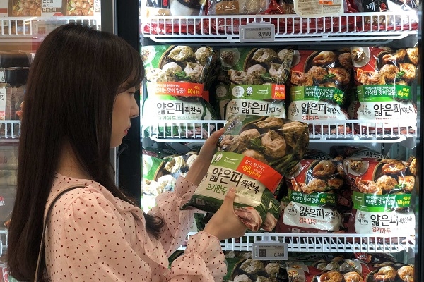 한 소비자가 서울의 한 대형마트에 진열된 풀무원식품 '얇은피꽉찬속 만두'를 유심히 들여다보고 있다.