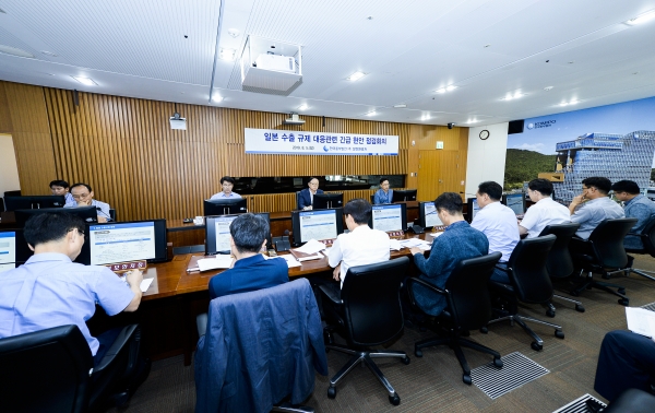 박형구(가운데) 한국중부발전 사장과 본사 전 처·실·단장들이 5일 일본 수출 규제에 따른 대응관련 긴급 현안 점검회의를 하고 있다.