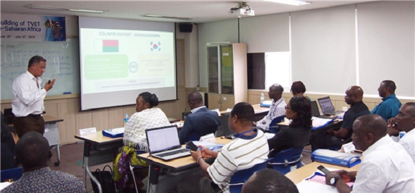 ‘아프리카 직업교육훈련 전문가 양성사업’ 초청연수생이 프리젠테이션을 하고 있다.