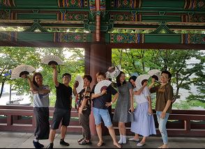 '마포만보' 마을투어에 참여한 외국인 관광객들. [사진=마포구청]