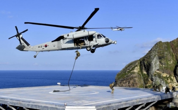 25일 독도를 비롯한 인근 해역에서 열린 동해 영토수호훈련에서 해군 특전요원들이 해상기동헬기(UH-60)를 통해 독도에 내리고 있다. [해군 제공]