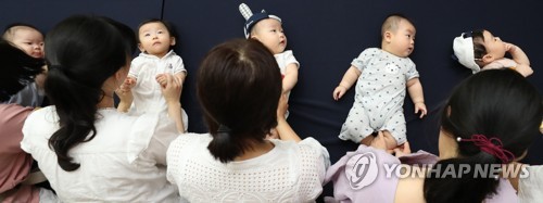 지난 6월 27일 대구 북구 산격동 엑스코에서 열린 ‘제14회 건강한 모유 수유아 선발대회’에 참가한 아기들이 건강진단·발달심사 순서를 기다리고 있다.[사진=연합뉴스]