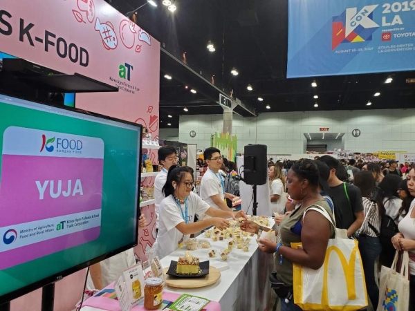 'KCON 2019 LA' 현장에 마련된 K푸드 소비자체험존에 있는 유자 케이크 시식 코너에 관객들이 몰려있다. [사진 연합뉴스]
