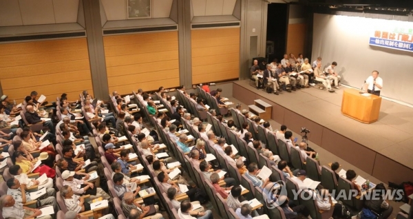 일본 도쿄(東京) 지요다(千代田)구 한국YMCA 지하 강당에서 31일 열린 '한국이 적인가-긴급집회' 모습. 이날 집회에는 220석 규모의 강당을 다 채우고 남는 350여명이 참석했다. [사진=연합뉴스]