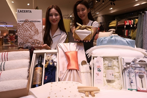 4일 오전, 롯데백화점 잠실점 살림샵 매장에서 모델들이 ‘리빙 선물세트’를 소개하는 모습.