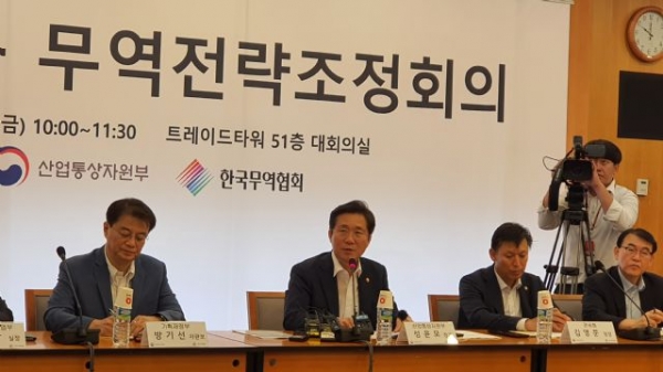 성윤모 산업통상자원부 장관(왼쪽 두 번째)이 6일 서울 삼성동 무역센터에서 열린 '민관합동 무역전략조정회의'에서 모두 발언을 하고 있다.
