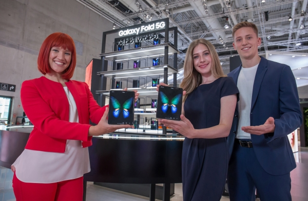 IFA 공식 모델(왼쪽)과 삼성전자 모델들이 독일 베를린에서 열리는 가전전시회 'IFA 2019' 내 삼성전자 전시장에서 새로운 모바일 카테고리 스마트폰 '갤럭시 폴드 5G'를 소개하고 있다. [삼성전자 제공]