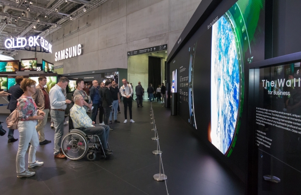 관람객들이 현지시간 6일 독일 베를린에서 열리는 가전전시회 'IFA 2019' 내 삼성전자 전시장을 살펴보고있다. [삼성전자 제공]