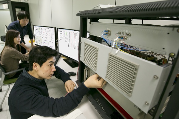 KT 직원들이 서울 서초구 우면동 연구소에서 일대다 양자암호통신 시범망을 활용한 기술 테스트를 하고 있다. <KT 제공>