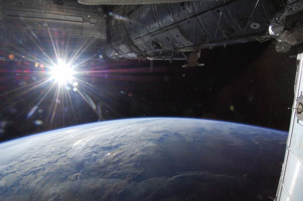 국제우주정거장에서 보는 일출. 태양빛이 지구를 감싸고 있다.[사진=NASA]