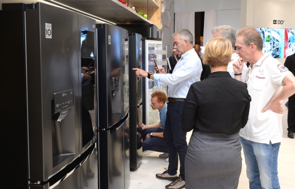 관람객들이 LG전자의 '노크온 매직 스페이스 냉장고'를 살펴보고 있다. [LG전자 제공]