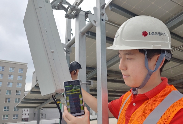 LG유플러스 직원이 세계 처음으로 개발한 5G 모바일 품질측정앱으로 기지국에서 신호세기, 다운로드, 업로드 속도 등을 측정하고 있다. [LG유플러스 제공]