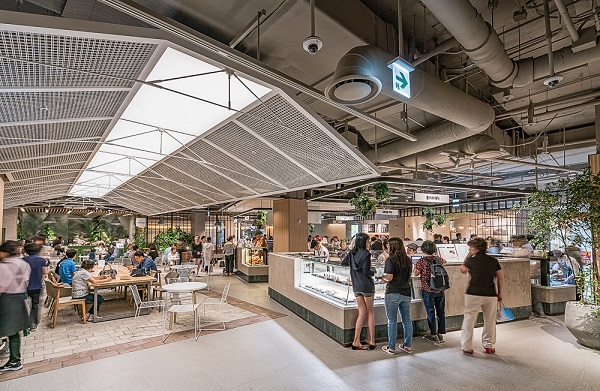 현대백화점 신촌점이 식품관 리뉴얼을 완료하고 재오픈한다.