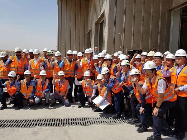 이재용 부회장이 사우디 건설 현장 임직원들과 단체 사진을 찍고 있다