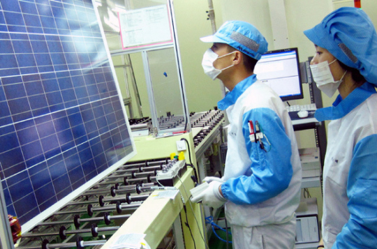 LG전자 구미공장의 직원이 태양전지 모듈의 불량 여부를 검사하고 있다. LG그룹은 태양전지를 신사업으로 적극 육성하고 있다.
