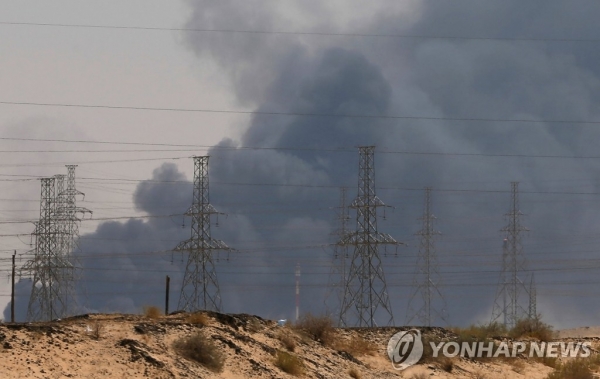 사우디아라비아 아브카이크에 있는 사우디 국영석유회사 아람코의 석유 탈황·정제 시설 이 14일(현지시간) 예멘 반군의 무인기 공격으로 화재가 발생해 연기가 치솟고 있다. [사진 연합뉴스]