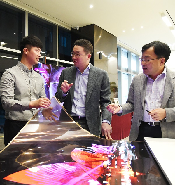 구광모 LG 대표가 지난해 9월 서울 강서구 마곡 LG사이언스파크를 찾아 윤수영 LG디스플레이 연구소장, 담당 연구원과 함께 '투명 플렉시블 OLED'를 살펴보고 있다.