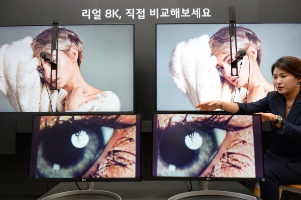 17일 서울 여의도 LG트윈타워에서 열린 LG전자 디스플레이 기술설명회에서 LG전자 직원이 8K TV 제품들의 해상도 차이를 설명하고 있다. [LG전자 제공]