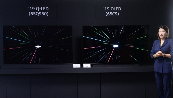 17일 서울 여의도 LG트윈타워에서 열린 LG전자 디스플레이 기술설명회에서 LG전자 직원이 8K QLED(왼쪽)와 4K 올레드 TV 화질을 비교해 설명하고 있다. [LG전자 제공]