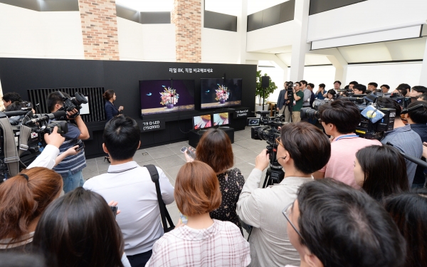 17일 서울 여의도 LG트윈타워에서 열린 LG전자 디스플레이 기술설명회에 참석한 기자들의 모습. LG전자는 삼성전자의 8K QLED TV와 자사의 OLED 8K TV의 화질을 비교하는 시연을 진행했다. [LG전자 제공]