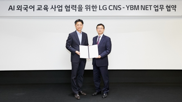 (왼쪽부터) LG CNS Customer D&A 사업부 김은생 부사장, YBM NET 오재환 대표이사.LG CNS-YBM NET, AI외국어 교육 사업 협력을 위한 업무협약 체결식에서 기념촬영하는 모습. [사진  LG CNS]