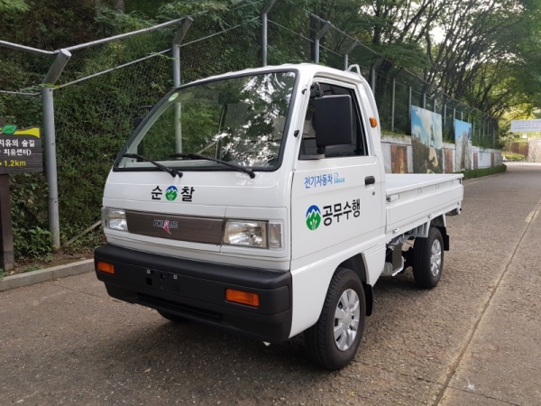 서울시 관악구청 공원녹지과에 파워프라자의 전기화물차 '라보ev 피스'가 보급됐다. [사진 파워프라자]