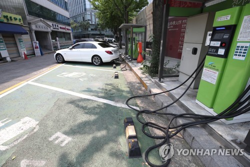 서울 종로의 한 전기차 충전소 모습. [사진=연합뉴스]