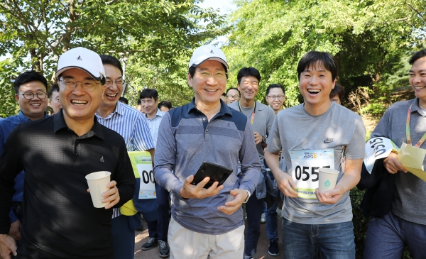 이동훈 사장과 임직원들이 함께 걸으며 담소를 나누는 모습. 삼성디스플레이는 지난 24일  아산캠퍼스에서 '함께 걷는 길' 행사를 열었다.