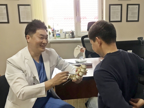 김하늘 자생한방병원 국제진료센터장이 한방 진료소를 찾은 키르기스스탄 환자를 진료하고 있다.[사진=자생한방병원]