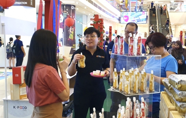 4일부터 6일까지 쿠알라룸푸르 애비뉴 케이(Avenue K) 쇼핑센터에서 열린 '한국 식품 시식행사 및 판촉전'에서 현지 소비자들이 한국 제품들을 살펴보고 있다. [사진 한국무역협회]