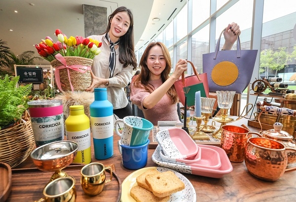 10일 오전 현대백화점 판교점 10층 토파즈홀에 마련된 '위마켓 in 판교' 행사장에서 직원들이 위마켓에 참여한 다양한 제품들을 소개하고 있다.