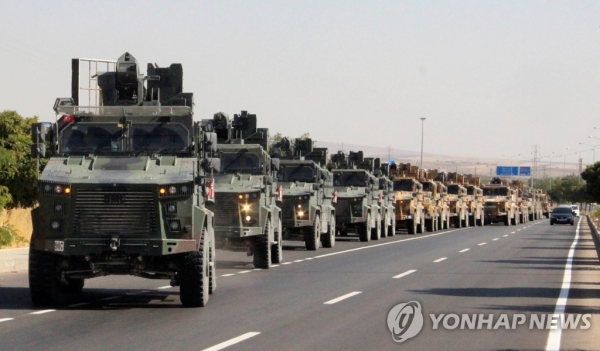 터키군 군용차량 행렬이 시리아 접경지역 킬리스에서 이동중이다.[로이터=연합]