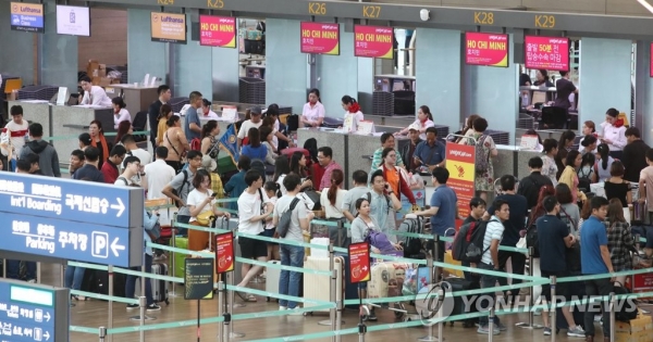 지난 7월 여름 여행객으로 붐비는 인천공항. [사진=연합뉴스]