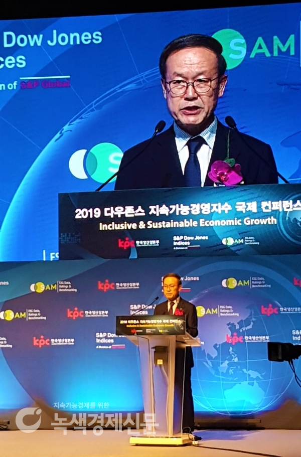 노규성 한국생산성본부 회장이 22일 서울 신라호텔에서 열린 ‘2019 다우존스 지속가능경영지수(DJSI) 국제 컨퍼런스’에서 개회사를 하고 있다. [정두용 기자]