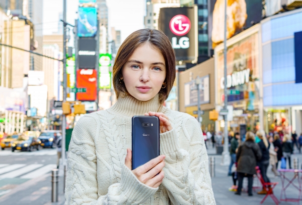 LG전자 모델이 미국 뉴욕 '타임스스퀘어(Times Square)'에서 LG G8X ThinQ를 소개하고 있다. [LG전자 제공]