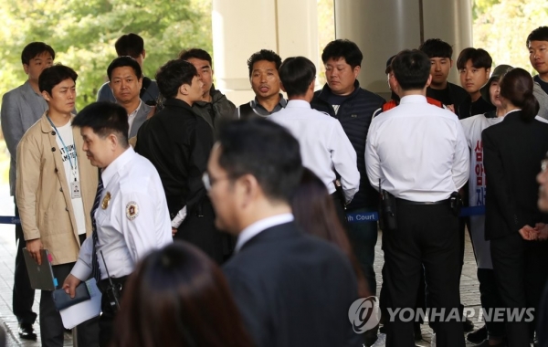 법원에 들어가는 이재용 삼성전자 부회장에게 항의하는 시민들의 모습. [사진 연합뉴스]